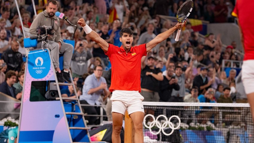 Carlos Alcaraz del equipo de España celebra con su compañero Rafael Nadal del equipo de España (no en la foto) después de ganar el punto de partido contra Tallon Griekspoor y Wesley Koolhof del equipo de Países Bajos durante el partido de segunda ronda de dobles masculino en el cuarto día de los Juegos Olímpicos de París 2024 en Roland Garros el 30 de julio de 2024 en París, Francia.