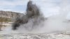 Inesperada explosión de un géiser asusta a visitantes en el Parque Nacional de Yellowstone