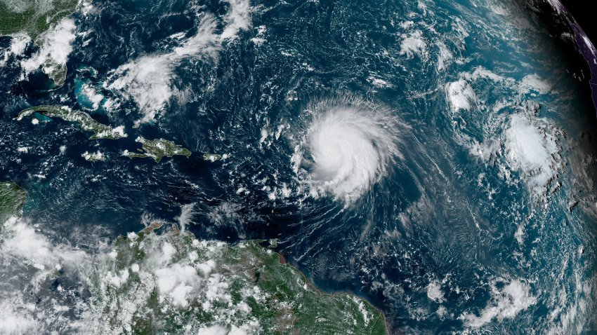 OCÉANO ATLÁNTICO – 8 DE SEPTIEMBRE: En esta imagen de la NOAA tomada por el satélite GOES, el huracán Lee cruza el Océano Atlántico mientras se desplaza hacia el oeste el 8 de septiembre de 2023. Lee alcanzó la categoría 5, pero luego se debilitó ligeramente a la categoría 4, ya que se espera que sea una tormenta peligrosa mientras se mueve sobre el suroeste del Atlántico. Es demasiado pronto para saber si afectará directamente a Estados Unidos. (Foto de NOAA vía Getty Images)