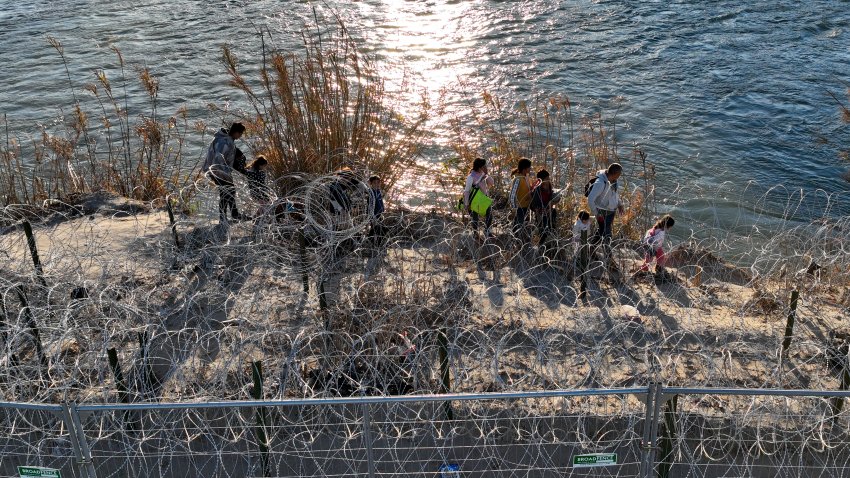 EAGLE PASS, TEXAS – 04 DE FEBRERO: Una vista aérea muestra a migrantes, incluidos niños, caminando junto a alambre de púas después de cruzar el Río Grande para buscar asilo humanitario durante la puesta de sol en Eagle Pass, Texas, el 04 de febrero de 2024. (Foto de Lokman Vural Elibol/Anadolu vía Getty Images)EAGLE PASS, TEXAS – 04 DE FEBRERO: Una vista aérea muestra a migrantes, incluidos niños, caminando junto a alambre de púas después de cruzar el Río Grande para buscar asilo humanitario durante la puesta de sol en Eagle Pass, Texas, el 04 de febrero de 2024. (Foto de Lokman Vural Elibol/Anadolu vía Getty Images)