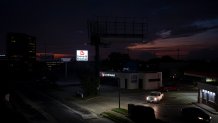 
Autos en Houston navegan en la oscuridad como muchas luces de la calle estaban todavía sin energía el 11 de julio. (Danielle Villasana / Getty Images)