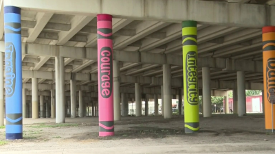 Parecen crayolas gigantes las piezas de arte bajo un puente de San Antonio