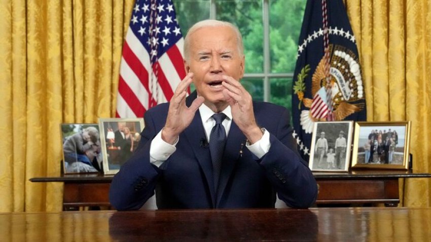 Joe Biden pronuncia un discurso a la nación en horario de máxima audiencia en la Oficina Oval de la Casa Blanca.