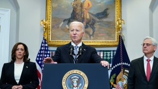 El presidente estadounidense Joe Biden habla desde la Sala Roosevelt de la Casa Blanca mientras la vicepresidenta Kamala Harris y el fiscal general Merrick Garland observan en Washington, DC, el 14 de julio de 2024, un día después de que el expresidente Donald Trump sobreviviera a un aparente intento de asesinato durante un manifestación en Pensilvania.