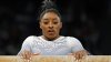 Pierde el podio: la estrella estadounidense Simone Biles se resbala y cae en la barra de equilibrio