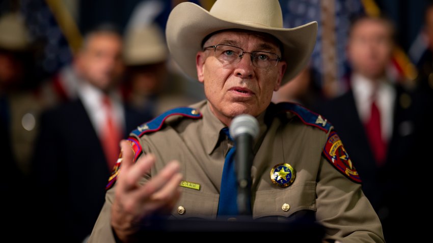 AUSTIN, TEXAS – 08 DE JUNIO: El Director del Departamento de Seguridad Pública de Texas, Steve McCraw, habla durante una conferencia de prensa en el Capitolio del Estado de Texas el 08 de junio de 2023 en Austin, Texas. El Gobernador Abbott y el Director del Departamento de Seguridad Pública de Texas, Steve McCraw, se unieron a autores de proyectos de ley, patrocinadores, legisladores y miembros de las fuerzas del orden en la firma de proyectos de ley designados para mejorar la seguridad fronteriza a lo largo de la frontera sur. (Foto de Brandon Bell/Getty Images)