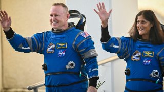 Los astronautas Butch Wilmore y Sunni Sullivan se encuentras atrapados en la Estación Espacial Internacional desde hace semanas.