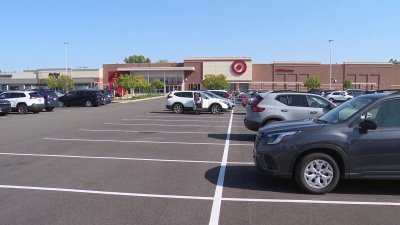 Niña de ocho años conduce hasta Target en el auto de su familia