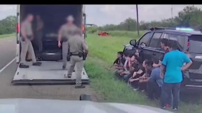 Rescatan a 16 inmigrantes escondidos en un camión en Texas