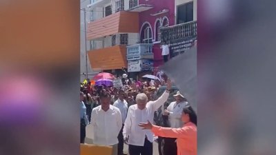 “No pasa nada”: López Obrador a hombre que le lanzó una botella con agua