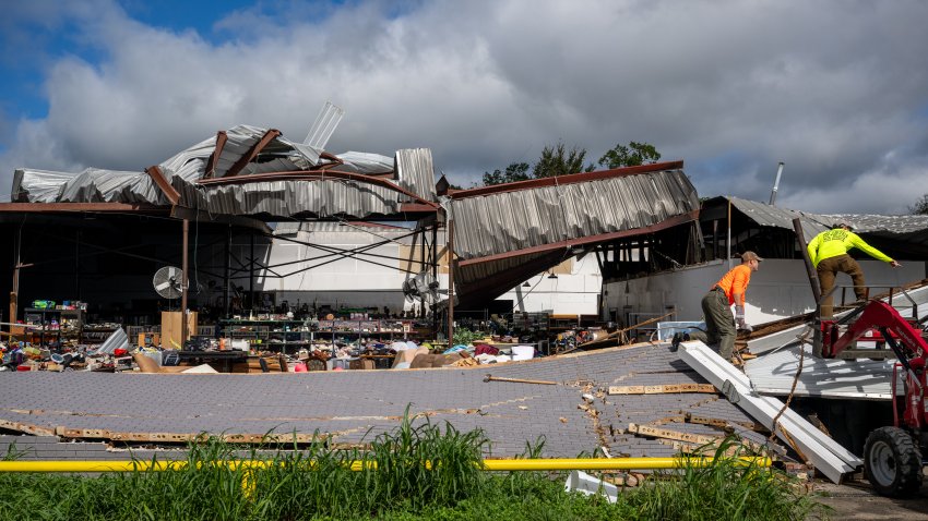 HOUMA, LOUISIANA – 12 DE SEPTIEMBRE: La gente evalúa los restos después de que el huracán Francine arrasó la zona el 12 de septiembre de 2024 en Houma, Luisiana. El huracán Francine ascendió a categoría 2 cuando tocó tierra ayer por la tarde en la costa de Luisiana. Francine trajo vientos ascendentes de 90 mph, inundaciones, apagones y daños generalizados a lo largo de la costa. (Foto de Brandon Bell/Getty Images)