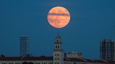 En video: así se vio la espectacular Superluna seguida de un eclipse parcial