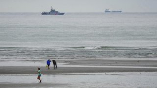 Un barco de Gendarmería Nacional francesa patrulla ante la playa de Wimerux, Francia.