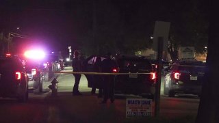 Tiroteo en estacionamiento de San Antonio deja a un hombre herido.