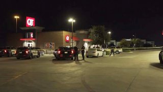 Reportan tiroteo en un estacionamiento en San Antonio.