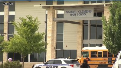 Arrestan a dos estudiantes por presuntamente llevar un arma en una escuela