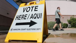 Habitantes de Arizona se dirigen a un centro de votación para emitir su sufragio en Phoenix.