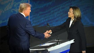 La vicepresidenta estadounidense y candidata presidencial demócrata Kamala Harris (derecha) estrecha la mano del expresidente estadounidense y candidato presidencial republicano Donald Trump durante un debate presidencial en el Centro Nacional de la Constitución en Filadelfia, Pensilvania, el 10 de septiembre de 2024.