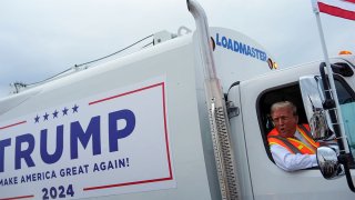 El candidato presidencial republicano, el expresidente Donald Trump, habla con los reporteros desde el interior de un camión de basura, el miércoles 30 de octubre de 2024, en Green Bay, Wisconsin.