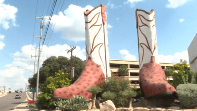 Botas gigantes en North Star Mall crean discordia; piden letrero en defensa de animales