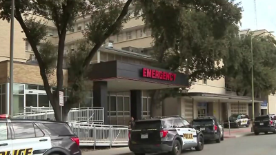 Habría apuñalado a su esposa camino al hospital y huye agrediéndose con el cuchillo