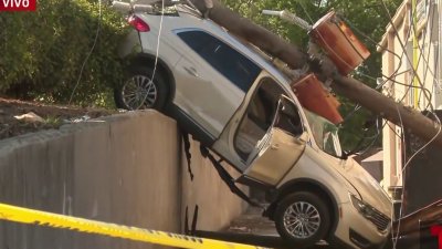 Rescatan a mujer que quedó atrapada en auto tras accidente en San Antonio