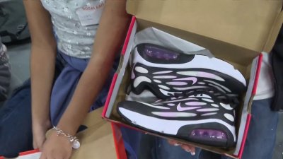 Equipo Spurs dona zapatos a niños de San Antonio