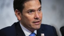 El senador Marco Rubio, republicano por Florida y miembro de mayor rango del Comité de Inteligencia del Senado, habla durante una audiencia de nominación del candidato a director de la Agencia de Seguridad Nacional (NSA) Timothy Haugh en Washington, DC, EEUU, el miércoles 12 de julio de 2023. (Foto de Al Drago/Bloomberg via Getty Images)