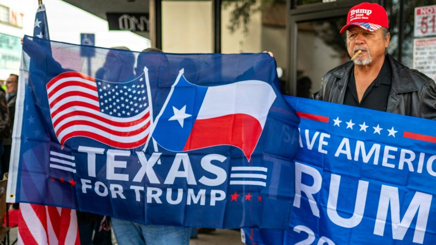 Simpatizantes del expresidente de EEUU y aspirante a la presidencia en 2024 Donald Trump se reúnen cerca del parque Shelby antes de su visita a la frontera entre EEUU y México, en Eagle Pass, Texas, el 29 de febrero de 2024. El presidente Joe Biden y Donald Trump realizarán sendas visitas a la frontera entre EEUU y México el jueves para tratar de ganarse a los votantes en un tema potencialmente decisivo en las elecciones presidenciales de noviembre. (Foto de SERGIO FLORES / AFP) (Foto de SERGIO FLORES/AFP vía Getty Images)