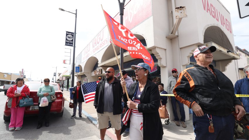 EAGLE PASS, TEXAS, ESTADOS UNIDOS - 28 DE FEBRERO: Simpatizantes del expresidente de Estados Unidos sostienen banderas mientras se reúnen antes de la visita anticipada del expresidente de Estados Unidos Donald Trump en la frontera de Eagle Pass, Texas, Estados Unidos, el 28 de febrero de 2024. (Foto de Lokman Vural Elibol/Anadolu vía Getty Images)