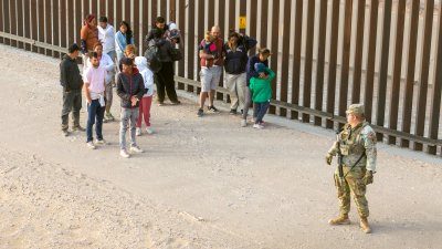 Ofrecen a Trump terrenos en frontera de Texas para  deportaciones de migrantes