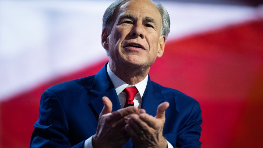 ESTADOS UNIDOS – 17 DE JULIO: El gobernador de Texas, Greg Abbott, habla en el Fiserv Forum durante la tercera noche de la Convención Nacional Republicana en Milwaukee, Wisconsin, el miércoles 17 de julio de 2024. (Tom Williams/CQ-Roll Call, Inc vía Getty Images)