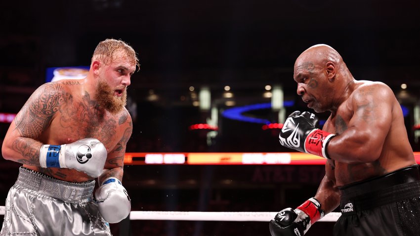 ARLINGTON, TEXAS – 15 DE NOVIEMBRE: (I-D) Jake Paul y Mike Tyson luchan durante LIVE On Netflix: Jake Paul vs. Mike Tyson en el AT&T Stadium el 15 de noviembre de 2024 en Arlington, Texas. (Foto de Al Bello/Getty Images para Netflix © 2024)