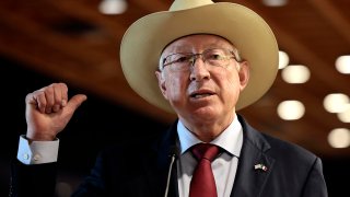 Relación comercial México-EEUU está "protegida" por el T-MEC, afirma embajador Ken Salazar