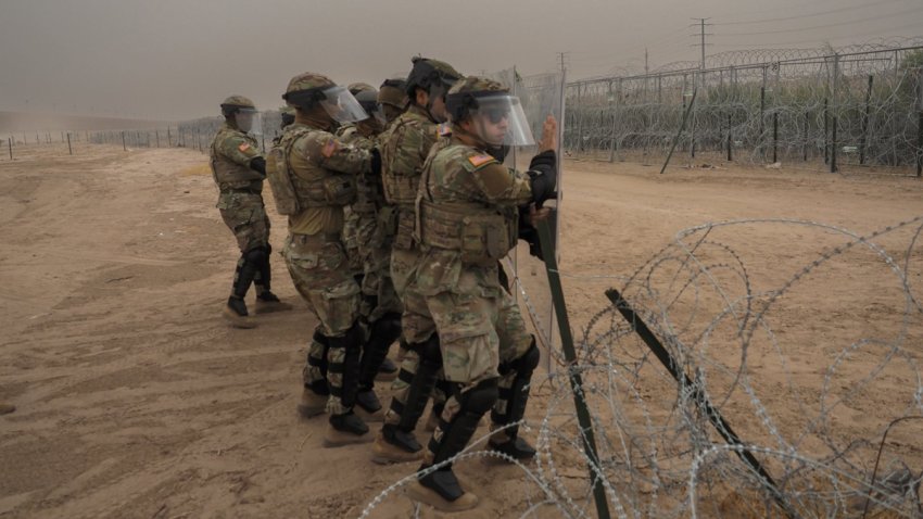 Miembros de la Guardia Nacional de Texas practican ejercicios de combate contra la migración masiva.