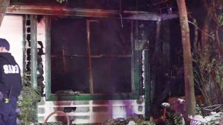 Incendio destruye vivienda en Autumn Star; una mujer logra salir ilesa.