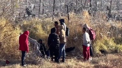 Migrantes son recibidos con gas pimienta en la frontera