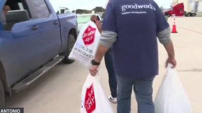 Entregan regalos de Navidad para familias necesitadas en San Antonio