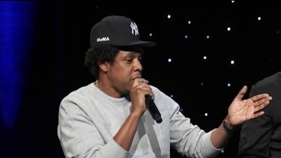 Juez permite a mujer demandar de forma anónima a Sean “Diddy” Combs y Jay-Z