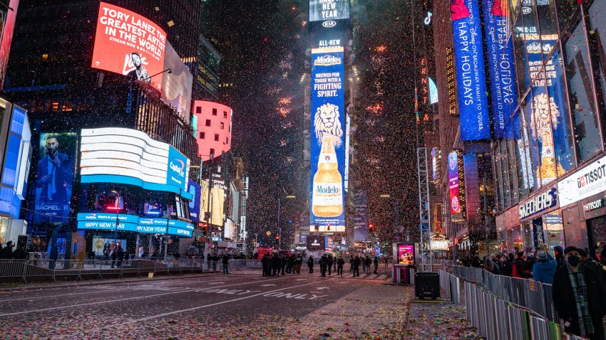 Una calle después de la celebración de Año Nuevo.