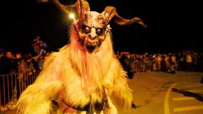 Disputa en San Antonio por desfile con el “monstruo que castiga a niños malos”