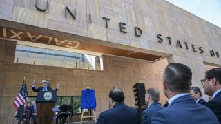 El embajador de Estados Unidos en México, Ken Salazar (izq.), pronuncia un discurso durante la ceremonia de inauguración del nuevo edificio de la Embajada de Estados Unidos en la Ciudad de México el 17 de diciembre de 2024. (Foto de YURI CORTEZ/AFP vía Getty Images)