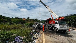 El accidente involucró a un autobús, un camión y otro vehículo.