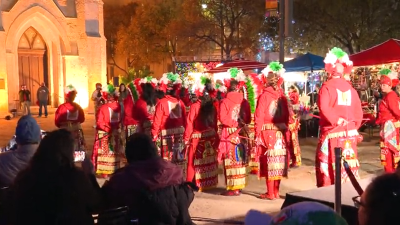 Danza de matachines en el centro de San Antonio para honrar la Virgen de Guadalupe