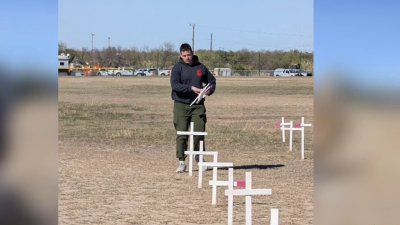 Remueven cientos de cruces blancas en la frontera colocadas en memoria de migrantes