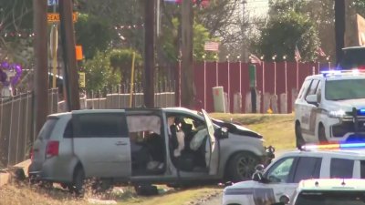 Mujer muere y dos niños resultan heridos tras accidente en San Antonio