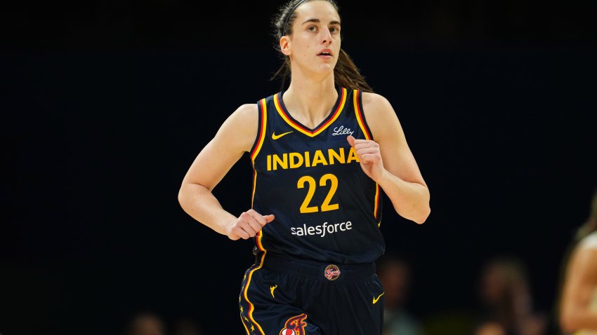 Caitlin Clark #22 de las Indiana Fever mira durante el partido contra las Dallas Wings durante el partido de pretemporada de la WNBA el 3 de mayo de 2024 en el College Park Center de Arlington, Texas.