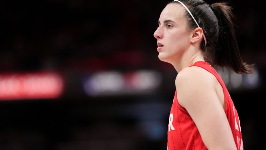 Caitlin Clark #22 de las Indiana Fever observa en el tercer cuarto contra Las Vegas Aces en Gainbridge Fieldhouse el 11 de septiembre de 2024 en Indianápolis, Indiana.