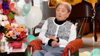 Esta foto facilitada por la ciudad de Ashiya muestra a Tomiko Itooka, festejada por su 116 cumpleaños en la residencia de ancianos en la que vive en Ashiya, al oeste de Japón, el 23 de mayo de 2024.