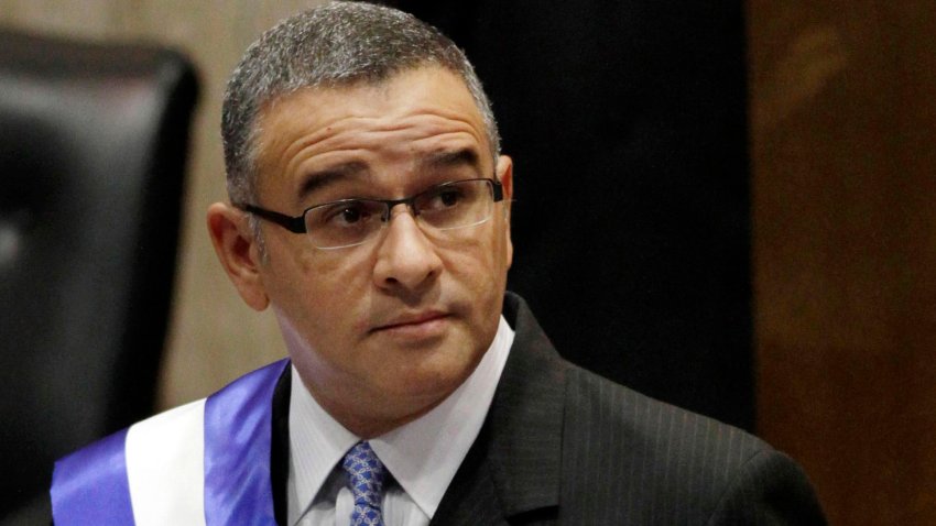 ARCHIVO – El entonces presidente de El Salvador Mauricio Funes se ve de pie en la Asamblea Nacional antes de hablar para conmemorar el aniversario de su tercer año en el cargo, en San Salvador, El Salvador, el 1 de junio de 2012. (AP Foto/Luis Romero, Archivo)